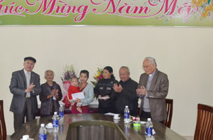 Lãnh đạo UBMTTQ tỉnh tặng quà đồng bào giáo dân thành phố Hòa Bình. 

